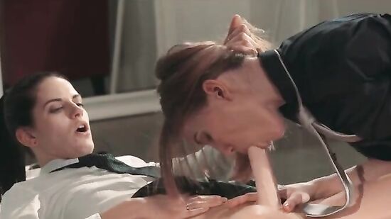 Красивый секс со страпоном двух молодых студенток из американского коледжа