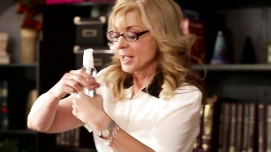 Зрелая женщина уговорила девушку сесть на твердый кол прямо в своем кабинете