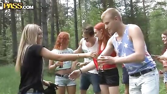 Отличный летний отдых в лесу с русскими девками, шашликами и шампанским