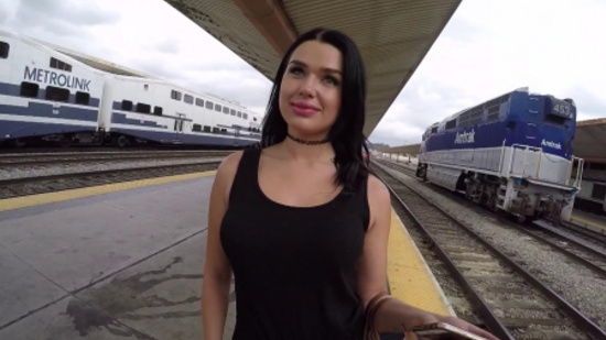 Познакомился с девушкой еще на перроне и легко развел на секс в купе поезда