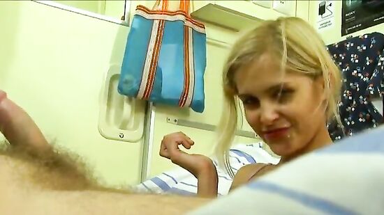 Хрупкая блондинка и её парень закрылись в купе и тихо потрахались в своё удовольствие