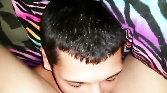 Раздвинула нежные ножки и дала парню нализаться сколько ему влезет, а сама решила заснять куни на телефон