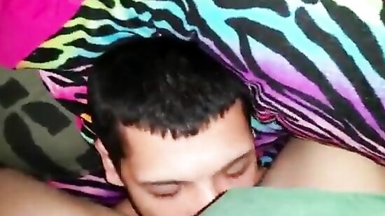 Раздвинула нежные ножки и дала парню нализаться сколько ему влезет, а сама решила заснять куни на телефон