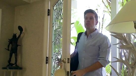 Пришел к другу домой, и случайно застукал его сисястую мамку которая ласкала письку лежа в джакузи