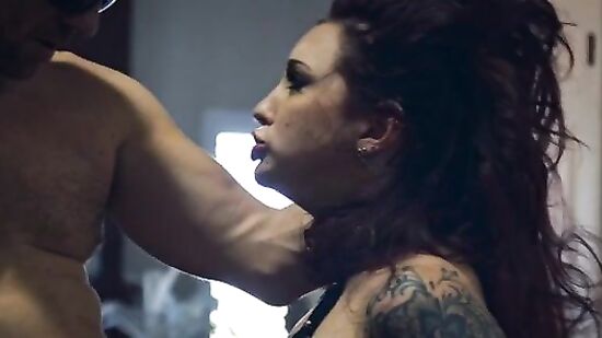 Красивый и дикий секс с бешеным любовником который просто сводит с ума телку и кончает в неё