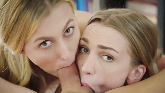 Мужчина нежно потрахивает двух очаровательных блондинок каждая из которых по своему очень хороша