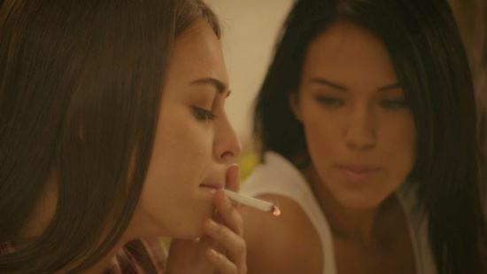 Лучшие подруги всегда все делают вместе - курят травку и трахают одного и того же мужчину