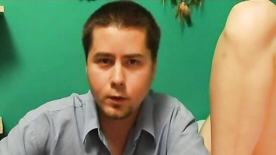 Опытный чувак детально рассказывает и показывает как довести девушку до славного оргазма