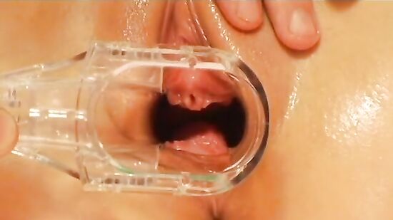 Опытный чувак детально рассказывает и показывает как довести девушку до славного оргазма