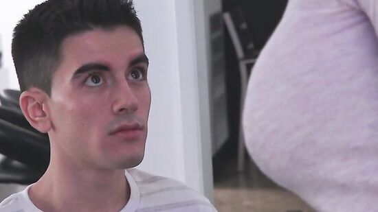 Зрелая тетка взяла на руки пацана и довела его до незабываемого в его жизни оргазма