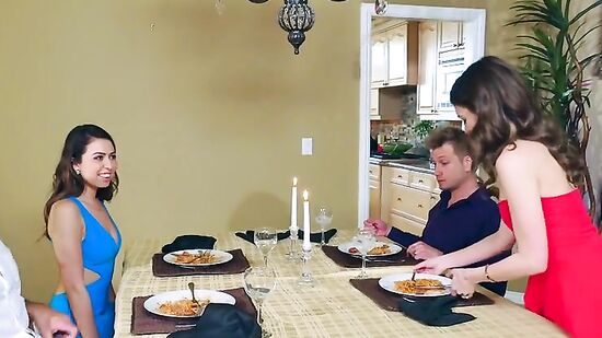 Совместный оргазм лучших подруг сразу после ужина со своими мужчинами