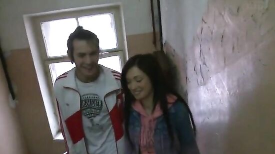 Няшная девочка с удовольствием поднимается к парню на сьемную квартиру ради нежного секса