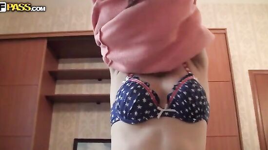 Симпотная и очень милая девочка Юля дает в дешевом Питерском отеле