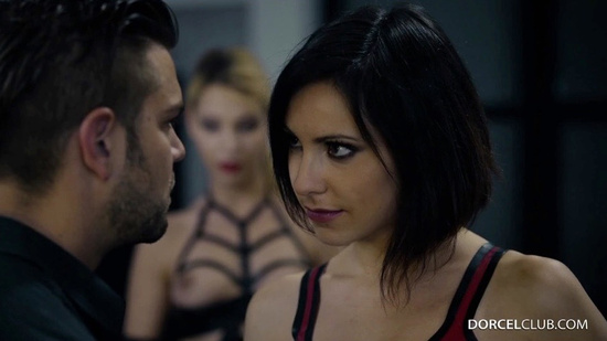 Блондинка и брюнетка приносят удовольствие богатому мужчине