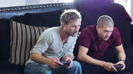 Два парня натягивают сочную мамку своего друга пока его нет рядом - она и сама не против секса с молодыми членами