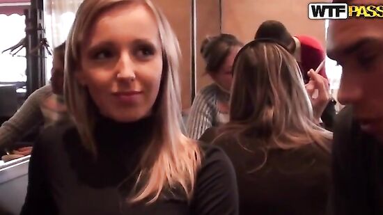 Пикапеп угостил девшку в кафе, немного пообщался и развел на секс прямо в туалете