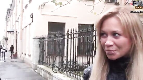 Питерские пикаперы уговорили Олечку провести с ними время и немного потрахаться