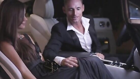 Красивый секс с няшкой в очень дорогом автомобиле