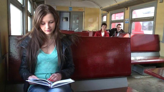 Два друга студента не засцали и познакомились с одинокой девушкой которая ехала одна в електирчке