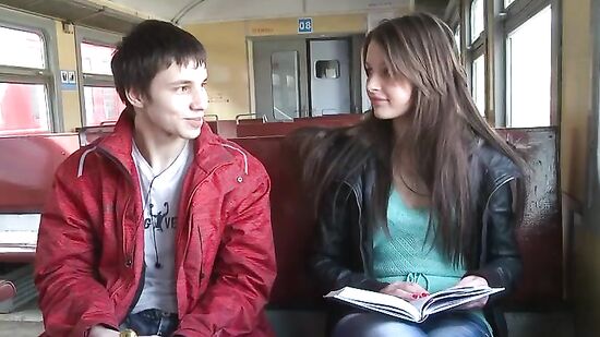 Два друга студента не засцали и познакомились с одинокой девушкой которая ехала одна в електирчке