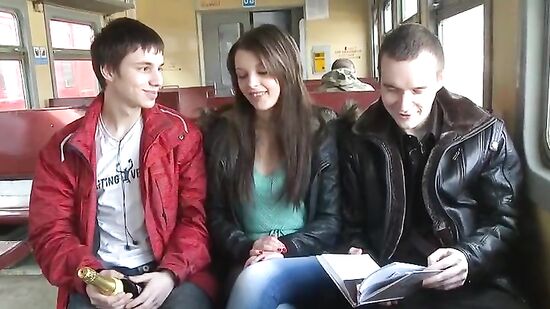 Два друга студента не засцали и познакомились с одинокой девушкой которая ехала одна в електирчке