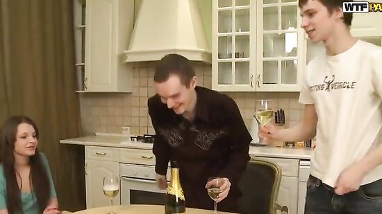 Два друга студента не засцали и познакомились с одинокой девушкой которая ехала одна в електирчке