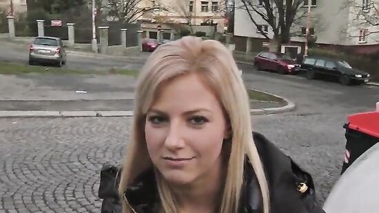 Пражская блондинка познакомилась и сходила на кофе с незнакомцем, а потом дала выебать себя в туалете