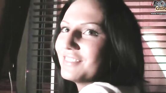 Русская студентка настолько нуждается в деньгах что готова давать пикаперам за деньги