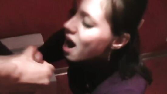 Простая русская девушка ответила на все вопроси пикаперов, сходила сними на чай и дала в туалете за 100 баксов