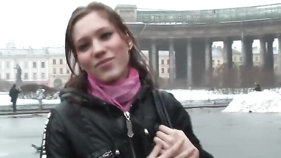Простая русская девушка ответила на все вопроси пикаперов, сходила сними на чай и дала в туалете за 100 баксов