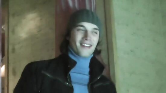 Простая русская девушка ответила на все вопроси пикаперов, сходила сними на чай и дала в туалете за 100 баксов