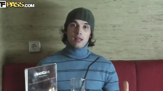 Простая русская девушка ответила на все вопроси пикаперов, сходила сними на чай и дала в туалете за 100 баксов