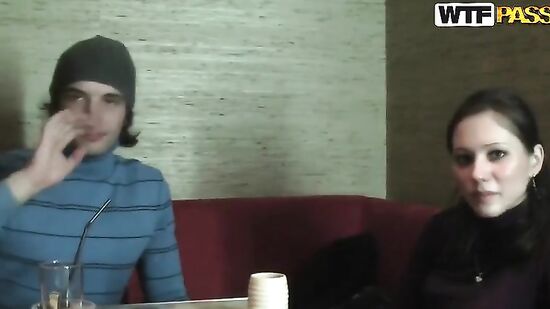 Простая русская девушка ответила на все вопроси пикаперов, сходила сними на чай и дала в туалете за 100 баксов