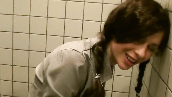 Друзья пикаперы как обычно отправились на охоту в поисках местной девушки которую можно выебать в туалете