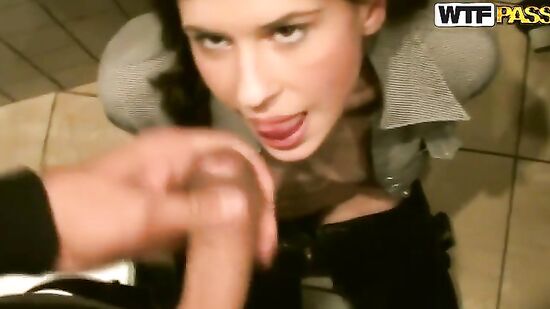 Друзья пикаперы как обычно отправились на охоту в поисках местной девушки которую можно выебать в туалете