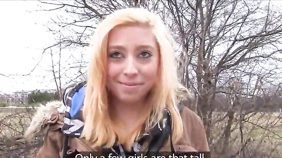 Не очень красивая студентка повелась на пикапера и на его деньги поэтому дала ему в подьезде