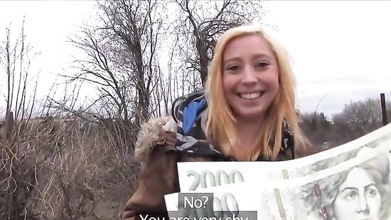 Не очень красивая студентка повелась на пикапера и на его деньги поэтому дала ему в подьезде