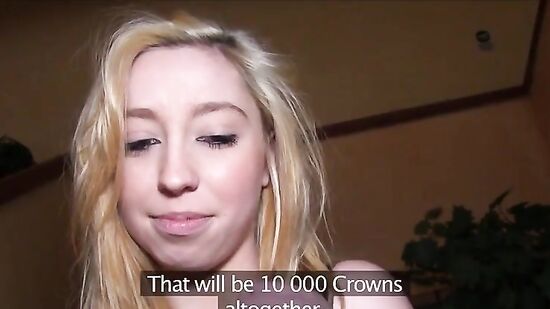 Не очень красивая студентка повелась на пикапера и на его деньги поэтому дала ему в подьезде