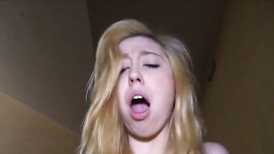 Не очень красивая студентка повелась на пикапера и на его деньги поэтому дала ему в подьезде