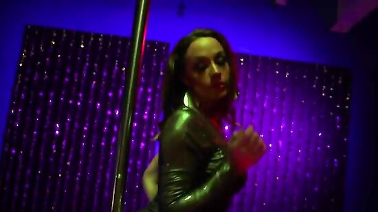 Шанель исполняет приватный стриптиз для клиента и трахается с ним за отдельную плату