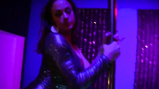 Шанель исполняет приватный стриптиз для клиента и трахается с ним за отдельную плату