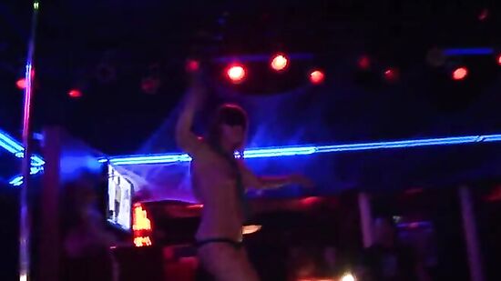 Несколько девочек стриптизерш показывают публике на что способны их сочные задницы