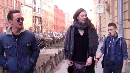 Парни познакомились с высокой и легкодоступной девушкой в Питербурге и повели трахаться в сауну