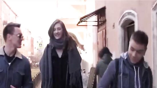 Парни познакомились с высокой и легкодоступной девушкой в Питербурге и повели трахаться в сауну