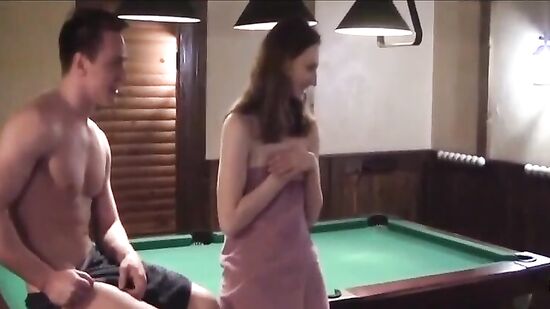 Парни познакомились с высокой и легкодоступной девушкой в Питербурге и повели трахаться в сауну