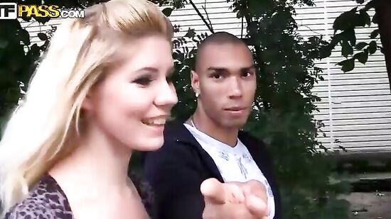 Катюша показала пикаперам сиськи за 100 баксов и дала выебать себя в жопу прямо на улице