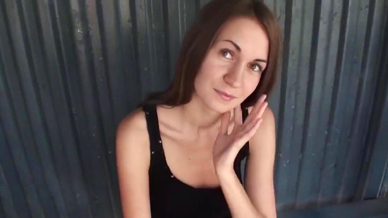 Русские пацаны познакомились с симпотной девушкой прямо на остановке и легко развели на секс