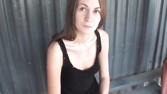Русские пацаны познакомились с симпотной девушкой прямо на остановке и легко развели на секс