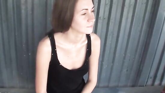 Русские пацаны познакомились с симпотной девушкой прямо на остановке и легко развели на секс