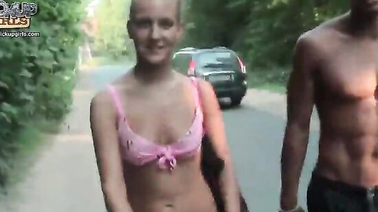 Одинокая девушка пришла позагорать на пляж и сразу же попалась на крючек опытных пикаперов